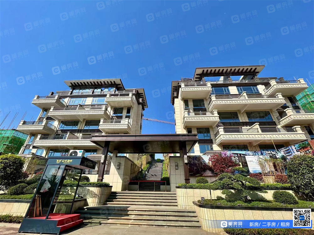 实景图项目亮点:项目坐北朝南,前低后高,依山面水,坐拥半山叠翠,直