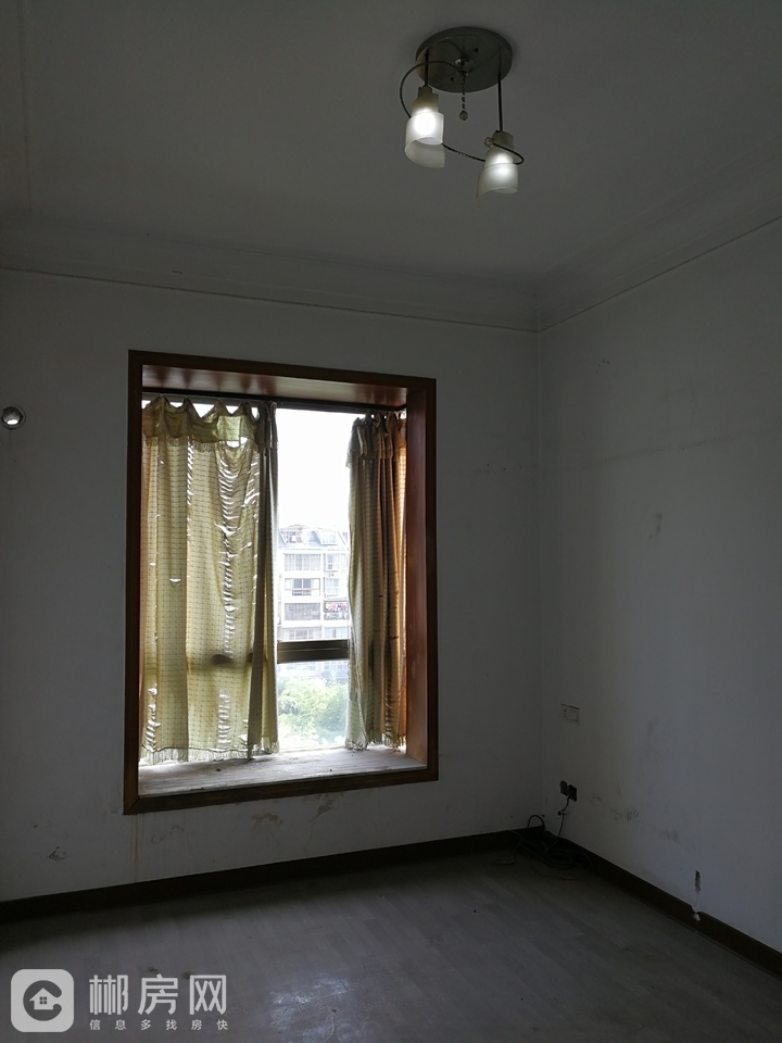 郴州九中学位房市建设局院内带装修带车库出售