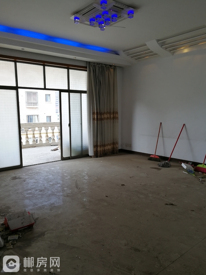 郴州九中学位房市建设局院内带装修带车库出售