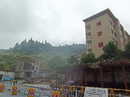 42完小學(xué)校旁邊，二樓500多平米門(mén)面急租，適合學(xué)生補(bǔ)習(xí)班，舞蹈室