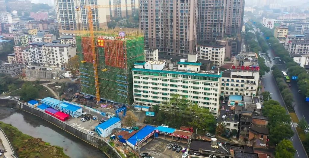 郴州第三人民医院北院业务综合楼封顶，2023年投用！