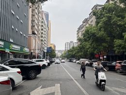 火車站 臨街雙孔門面 租金6900一個月